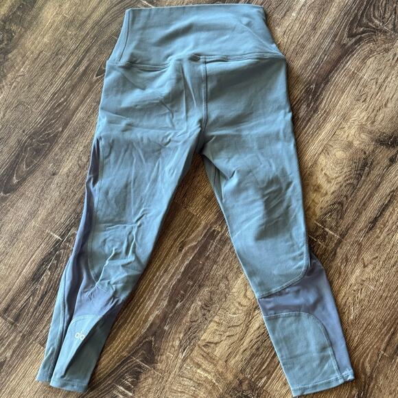 ALO Size XS Blue/Gray Capri Style Leggings - Picture 5 of 7